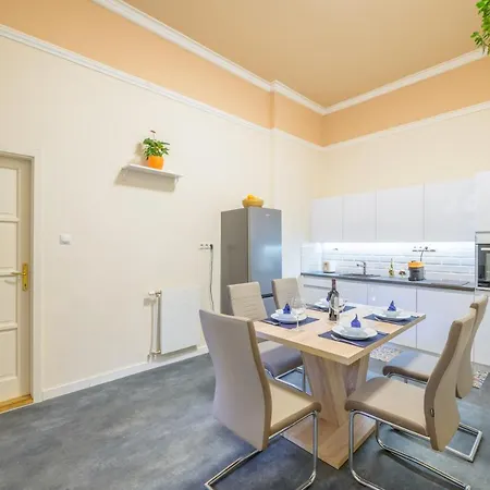 Seasons La Famiglia Apartment *