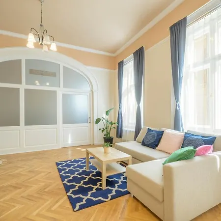 Seasons La Famiglia Apartment Budapest
