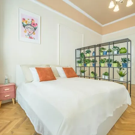 Seasons La Famiglia Budapest